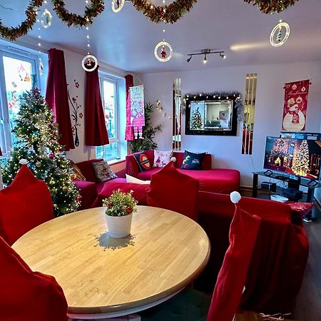 London 2 Bed 2 Bath Apartment Holiday Home - Free Parking - 3Min Walk To The Train Station - 19Min To London Liverpool Street 5Min To Victoria Line 1Gb Broadband Super Fast Internet Ground Floor 100S Of Shops Restaurants Bakeries 24-Hour Asda Superst Exterior photo