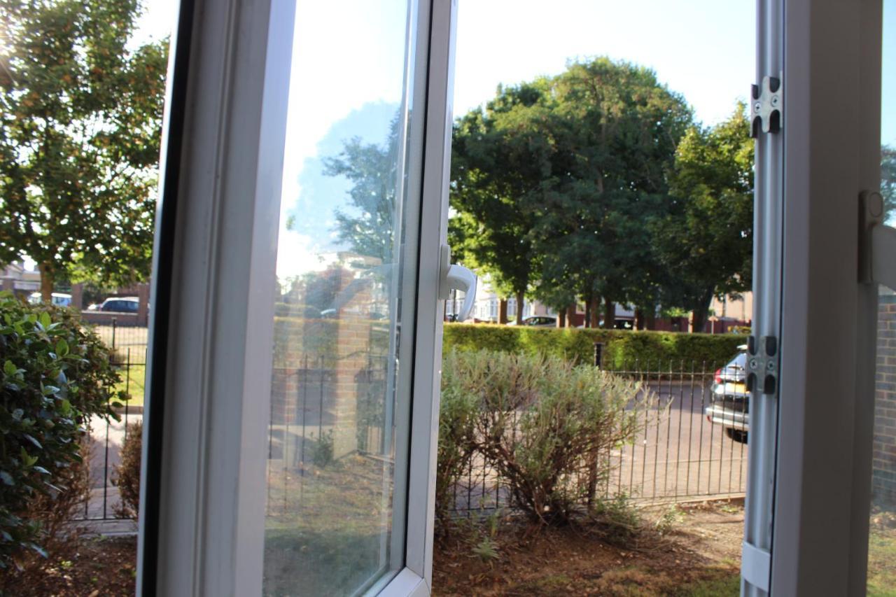 London 2 Bed 2 Bath Apartment Holiday Home - Free Parking - 3Min Walk To The Train Station - 19Min To London Liverpool Street 5Min To Victoria Line 1Gb Broadband Super Fast Internet Ground Floor 100S Of Shops Restaurants Bakeries 24-Hour Asda Superst Exterior photo