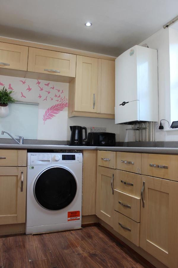 London 2 Bed 2 Bath Apartment Holiday Home - Free Parking - 3Min Walk To The Train Station - 19Min To London Liverpool Street 5Min To Victoria Line 1Gb Broadband Super Fast Internet Ground Floor 100S Of Shops Restaurants Bakeries 24-Hour Asda Superst Exterior photo