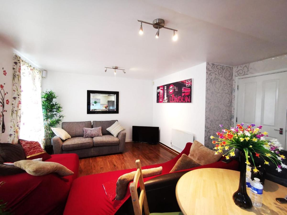 London 2 Bed 2 Bath Apartment Holiday Home - Free Parking - 3Min Walk To The Train Station - 19Min To London Liverpool Street 5Min To Victoria Line 1Gb Broadband Super Fast Internet Ground Floor 100S Of Shops Restaurants Bakeries 24-Hour Asda Superst Exterior photo