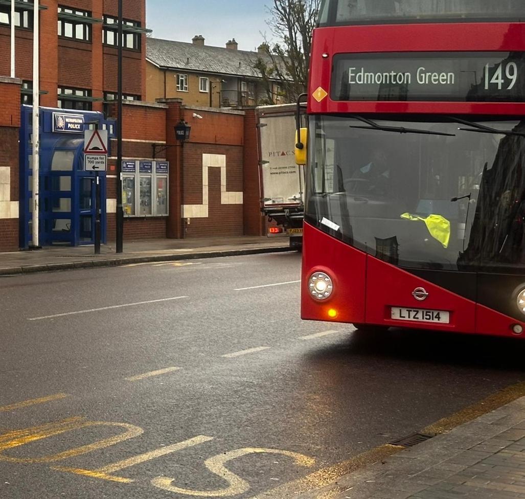 London 2 Bed 2 Bath Apartment Holiday Home - Free Parking - 3Min Walk To The Train Station - 19Min To London Liverpool Street 5Min To Victoria Line 1Gb Broadband Super Fast Internet Ground Floor 100S Of Shops Restaurants Bakeries 24-Hour Asda Superst Exterior photo