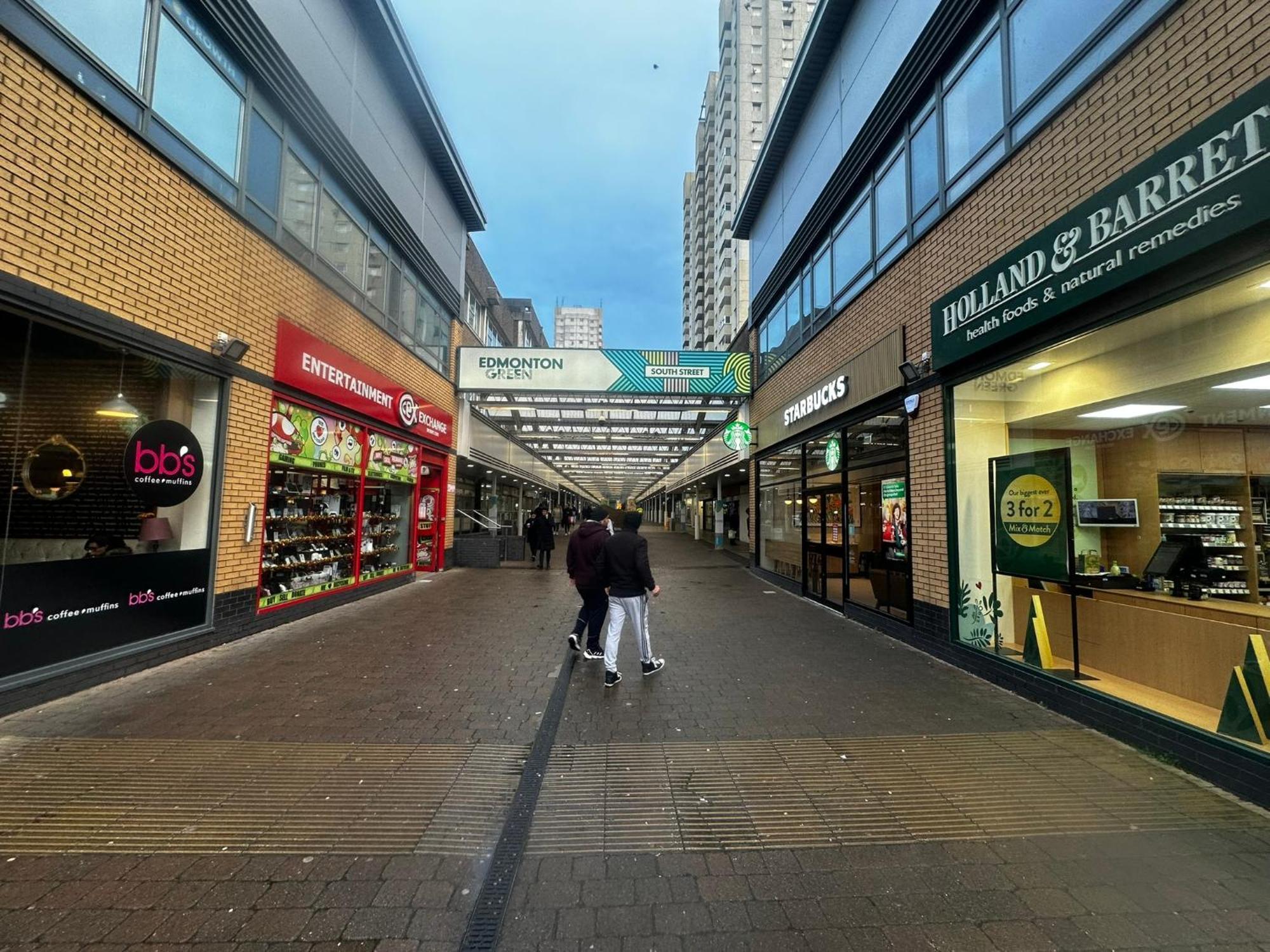 London 2 Bed 2 Bath Apartment Holiday Home - Free Parking - 3Min Walk To The Train Station - 19Min To London Liverpool Street 5Min To Victoria Line 1Gb Broadband Super Fast Internet Ground Floor 100S Of Shops Restaurants Bakeries 24-Hour Asda Superst Exterior photo