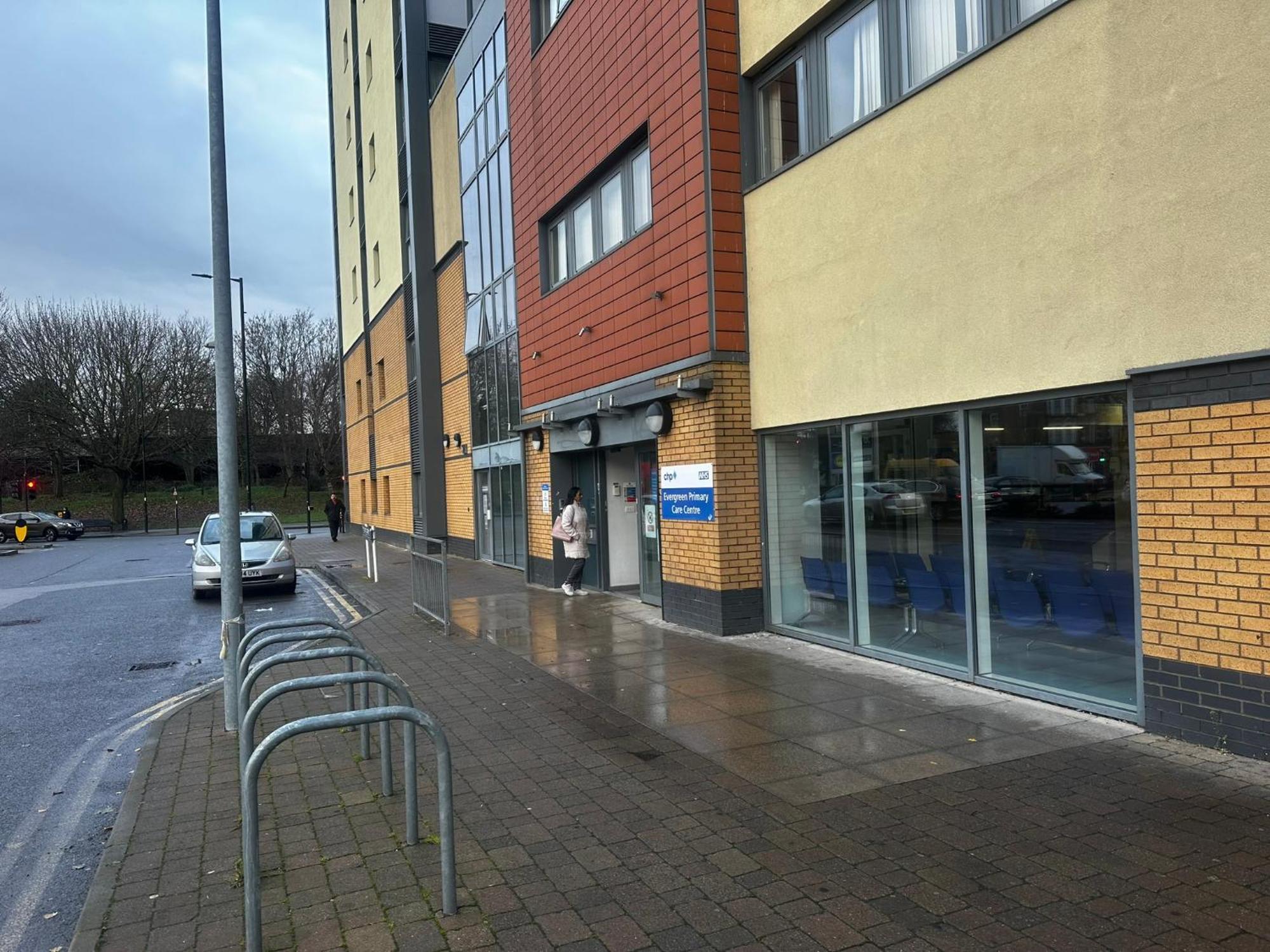 London 2 Bed 2 Bath Apartment Holiday Home - Free Parking - 3Min Walk To The Train Station - 19Min To London Liverpool Street 5Min To Victoria Line 1Gb Broadband Super Fast Internet Ground Floor 100S Of Shops Restaurants Bakeries 24-Hour Asda Superst Exterior photo