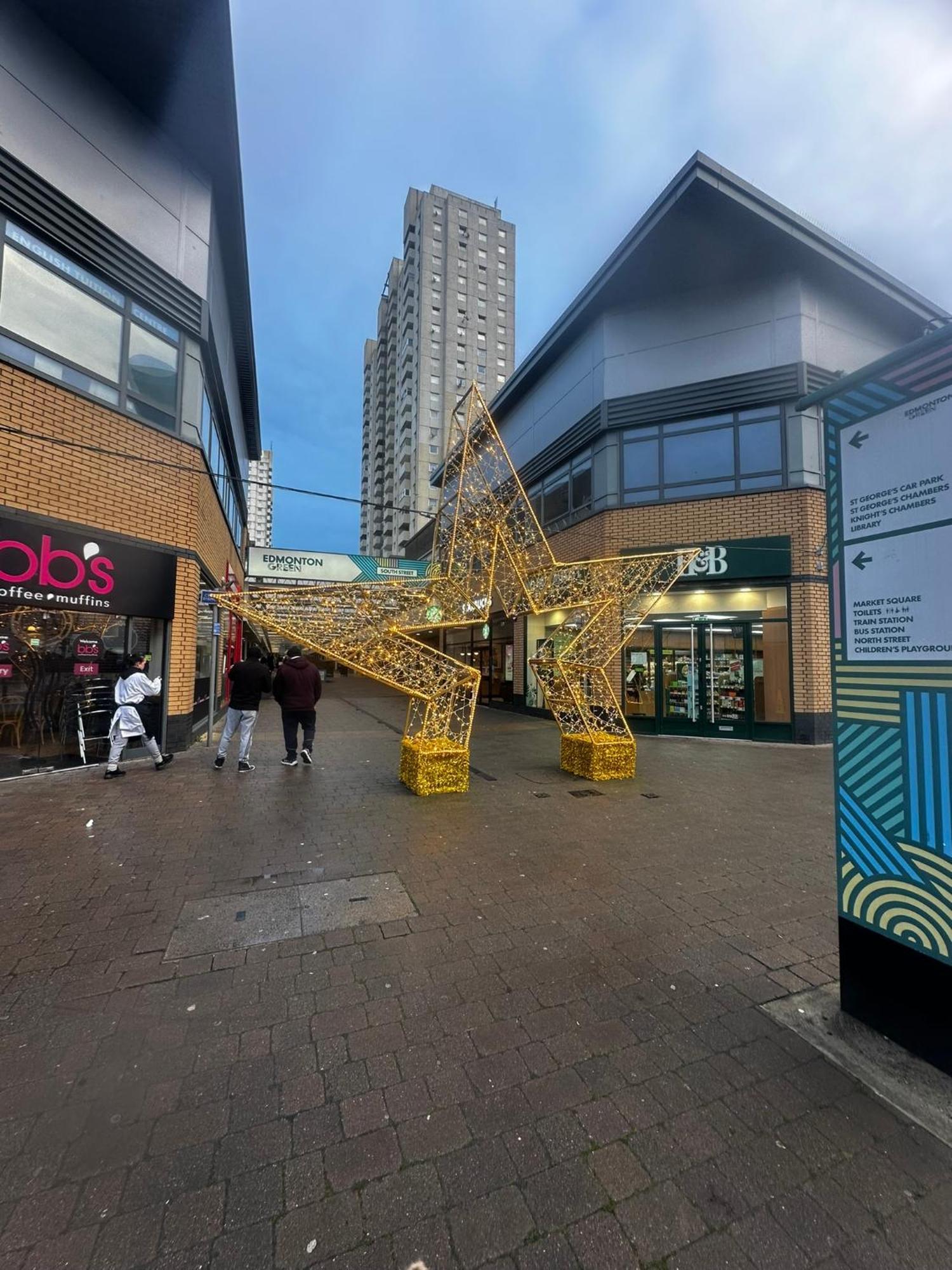 London 2 Bed 2 Bath Apartment Holiday Home - Free Parking - 3Min Walk To The Train Station - 19Min To London Liverpool Street 5Min To Victoria Line 1Gb Broadband Super Fast Internet Ground Floor 100S Of Shops Restaurants Bakeries 24-Hour Asda Superst Exterior photo