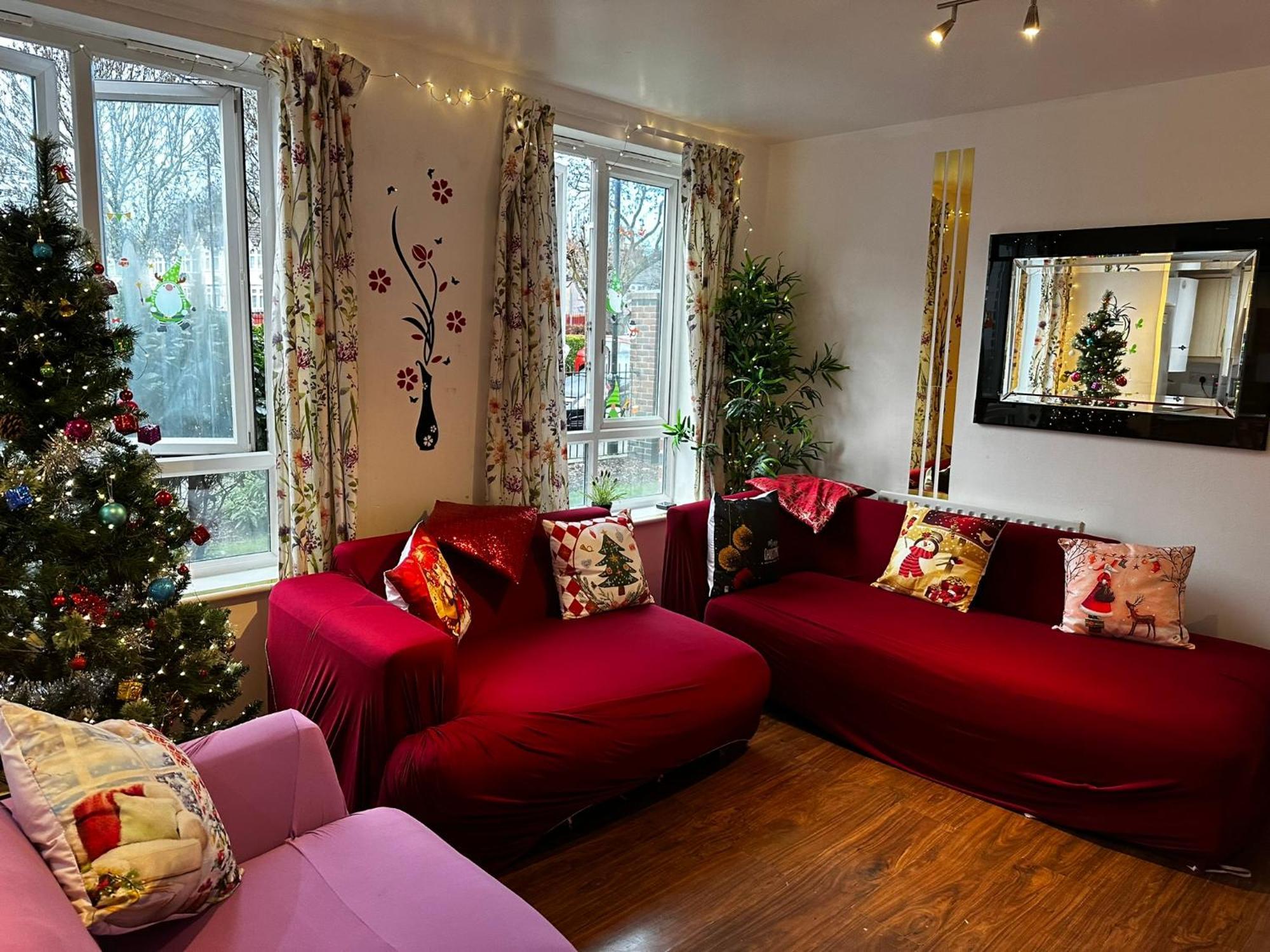 London 2 Bed 2 Bath Apartment Holiday Home - Free Parking - 3Min Walk To The Train Station - 19Min To London Liverpool Street 5Min To Victoria Line 1Gb Broadband Super Fast Internet Ground Floor 100S Of Shops Restaurants Bakeries 24-Hour Asda Superst Exterior photo