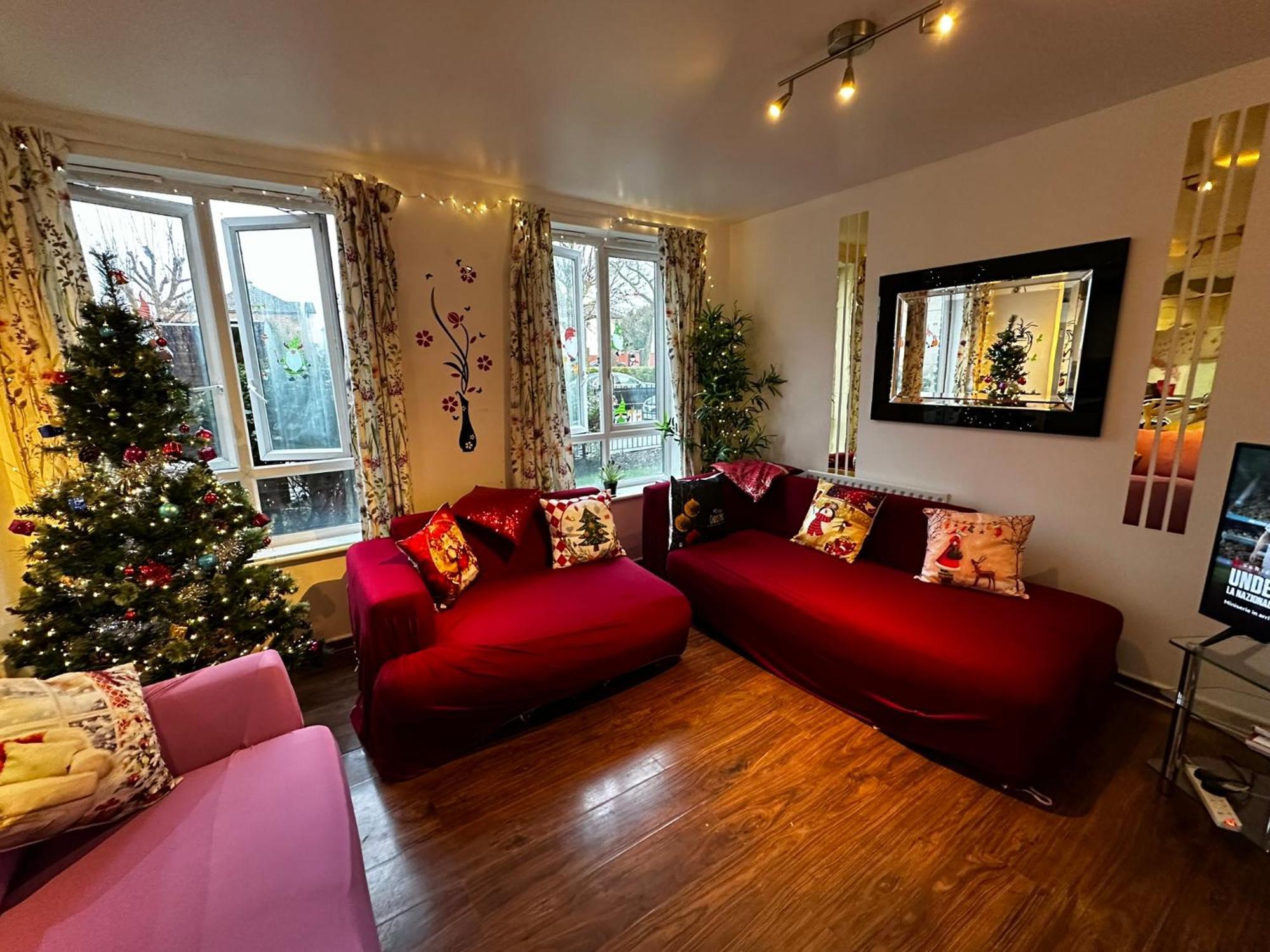 London 2 Bed 2 Bath Apartment Holiday Home - Free Parking - 3Min Walk To The Train Station - 19Min To London Liverpool Street 5Min To Victoria Line 1Gb Broadband Super Fast Internet Ground Floor 100S Of Shops Restaurants Bakeries 24-Hour Asda Superst Exterior photo
