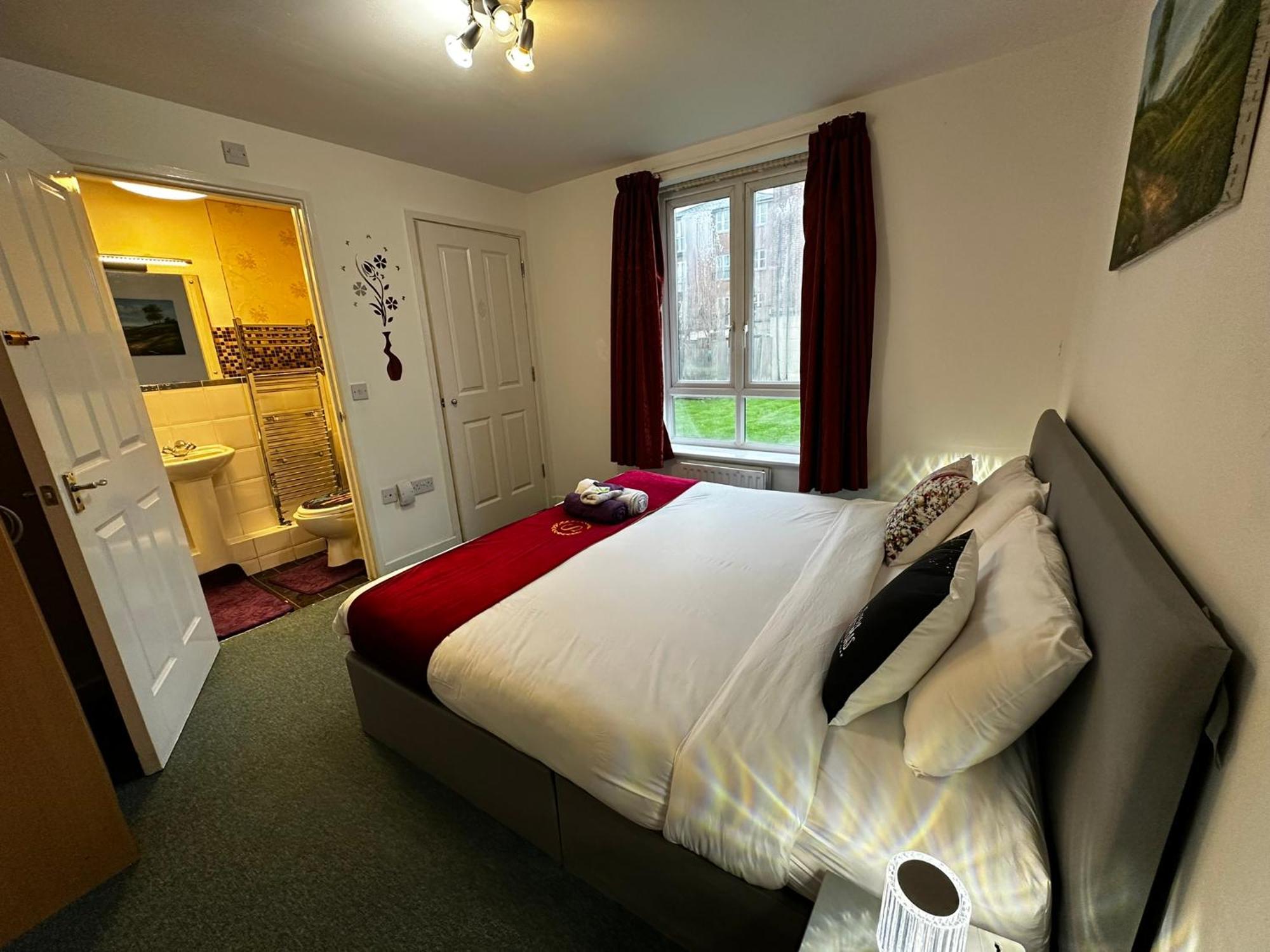 London 2 Bed 2 Bath Apartment Holiday Home - Free Parking - 3Min Walk To The Train Station - 19Min To London Liverpool Street 5Min To Victoria Line 1Gb Broadband Super Fast Internet Ground Floor 100S Of Shops Restaurants Bakeries 24-Hour Asda Superst Exterior photo