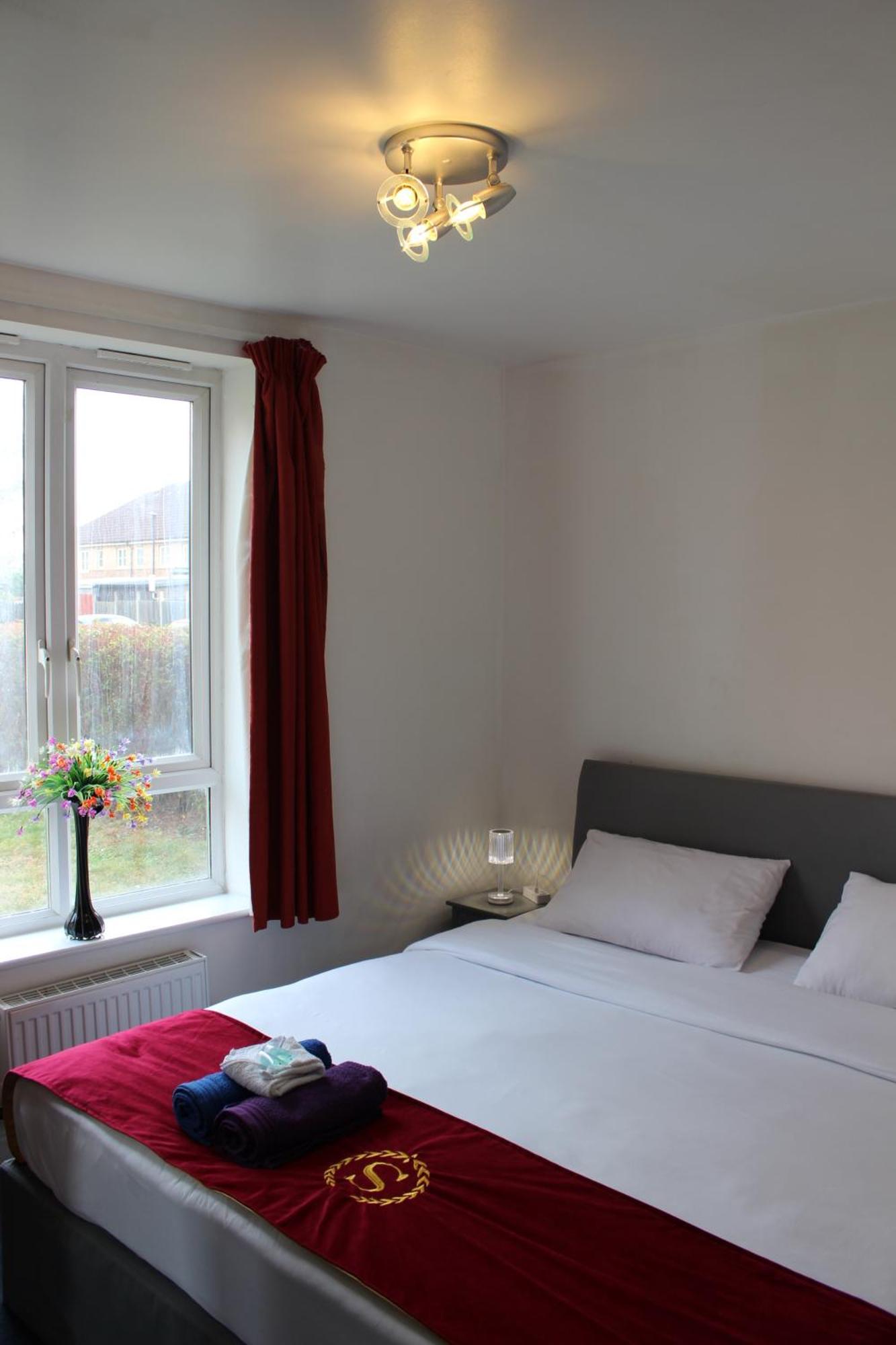 London 2 Bed 2 Bath Apartment Holiday Home - Free Parking - 3Min Walk To The Train Station - 19Min To London Liverpool Street 5Min To Victoria Line 1Gb Broadband Super Fast Internet Ground Floor 100S Of Shops Restaurants Bakeries 24-Hour Asda Superst Exterior photo