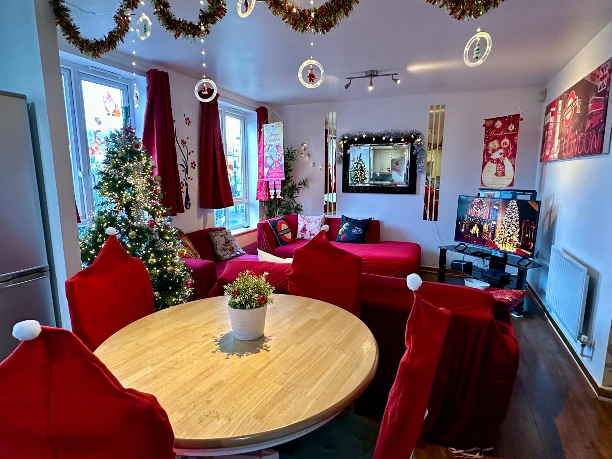 London 2 Bed 2 Bath Apartment Holiday Home - Free Parking - 3Min Walk To The Train Station - 19Min To London Liverpool Street 5Min To Victoria Line 1Gb Broadband Super Fast Internet Ground Floor 100S Of Shops Restaurants Bakeries 24-Hour Asda Superst Exterior photo