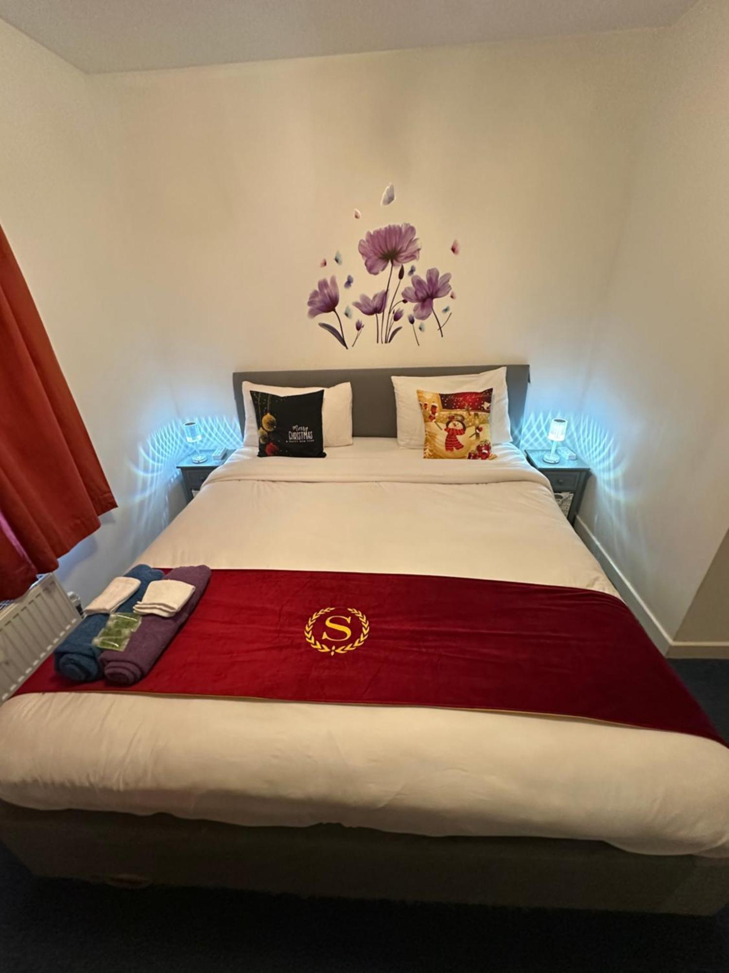 London 2 Bed 2 Bath Apartment Holiday Home - Free Parking - 3Min Walk To The Train Station - 19Min To London Liverpool Street 5Min To Victoria Line 1Gb Broadband Super Fast Internet Ground Floor 100S Of Shops Restaurants Bakeries 24-Hour Asda Superst Exterior photo