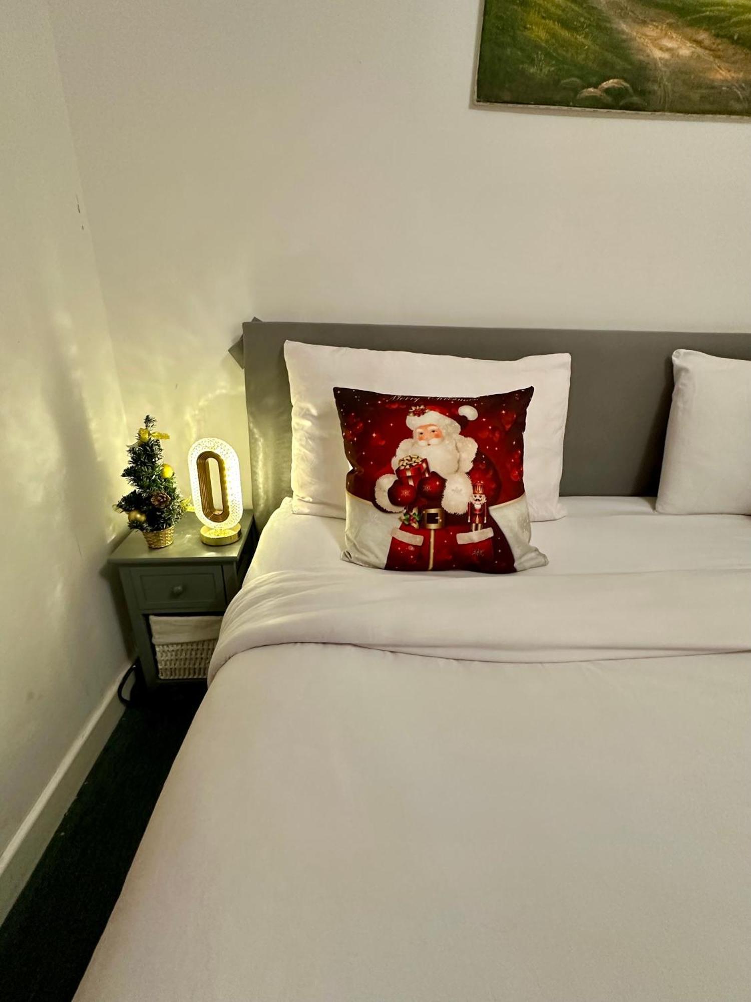 London 2 Bed 2 Bath Apartment Holiday Home - Free Parking - 3Min Walk To The Train Station - 19Min To London Liverpool Street 5Min To Victoria Line 1Gb Broadband Super Fast Internet Ground Floor 100S Of Shops Restaurants Bakeries 24-Hour Asda Superst Exterior photo