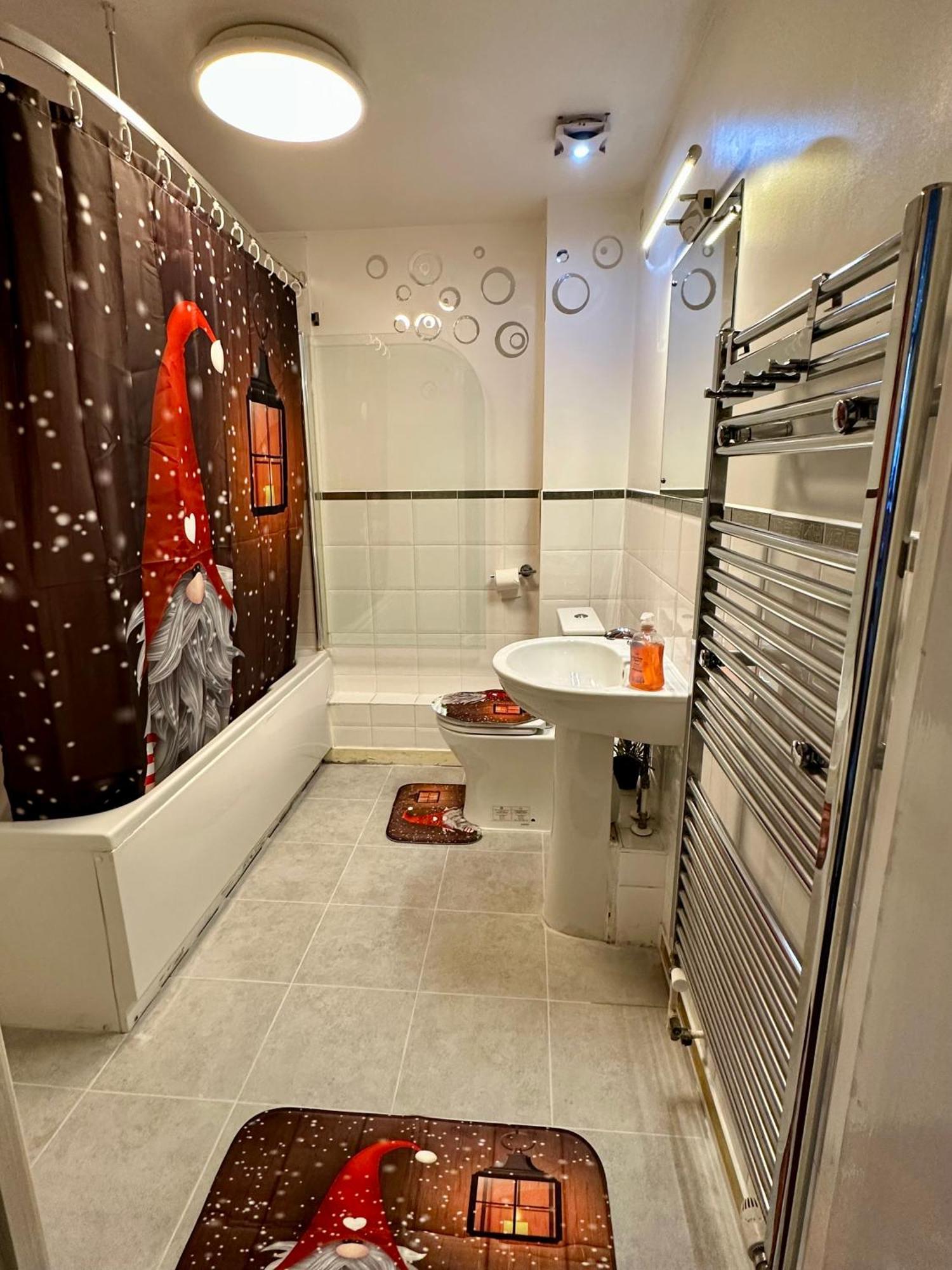 London 2 Bed 2 Bath Apartment Holiday Home - Free Parking - 3Min Walk To The Train Station - 19Min To London Liverpool Street 5Min To Victoria Line 1Gb Broadband Super Fast Internet Ground Floor 100S Of Shops Restaurants Bakeries 24-Hour Asda Superst Exterior photo