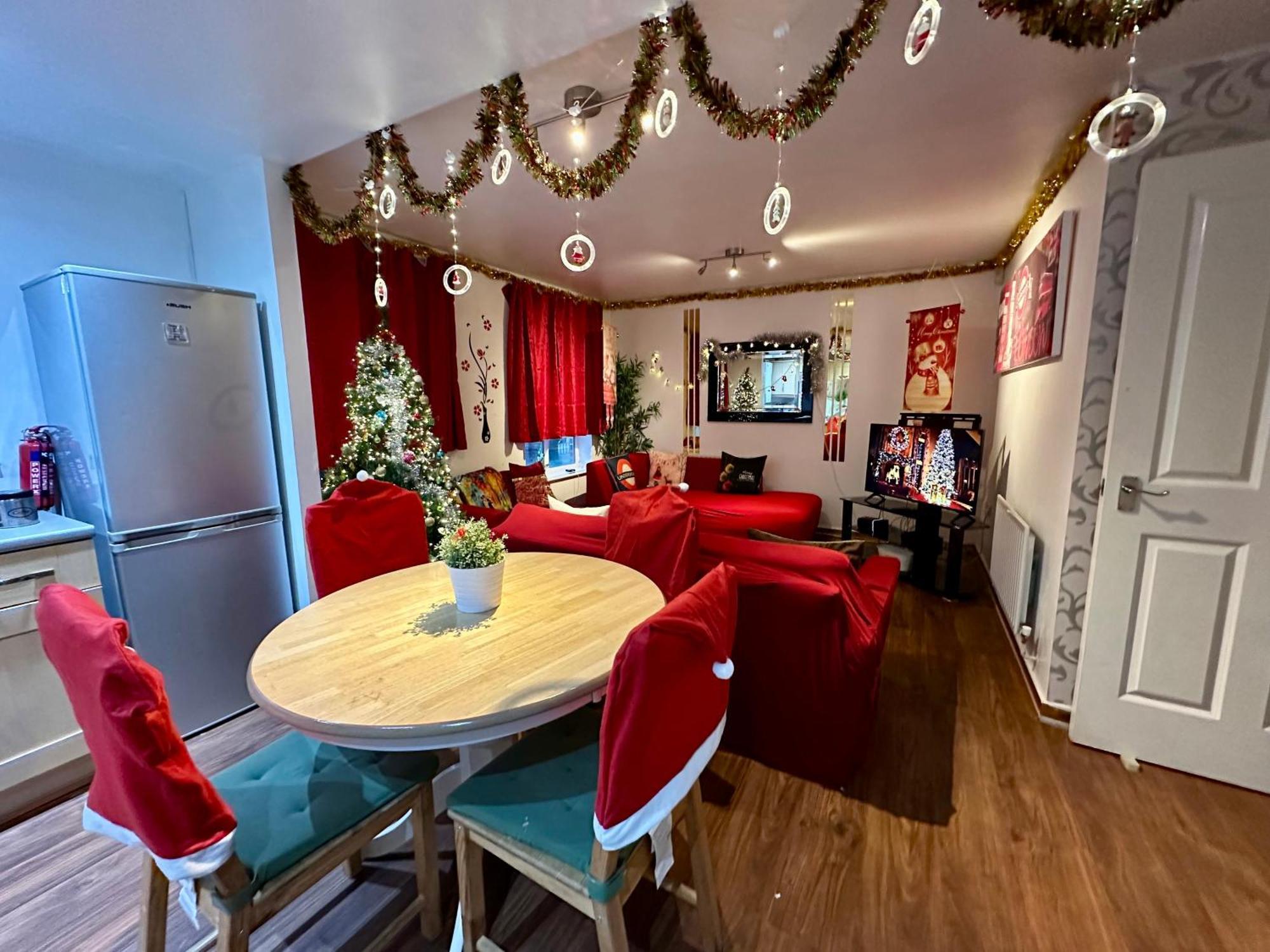 London 2 Bed 2 Bath Apartment Holiday Home - Free Parking - 3Min Walk To The Train Station - 19Min To London Liverpool Street 5Min To Victoria Line 1Gb Broadband Super Fast Internet Ground Floor 100S Of Shops Restaurants Bakeries 24-Hour Asda Superst Exterior photo
