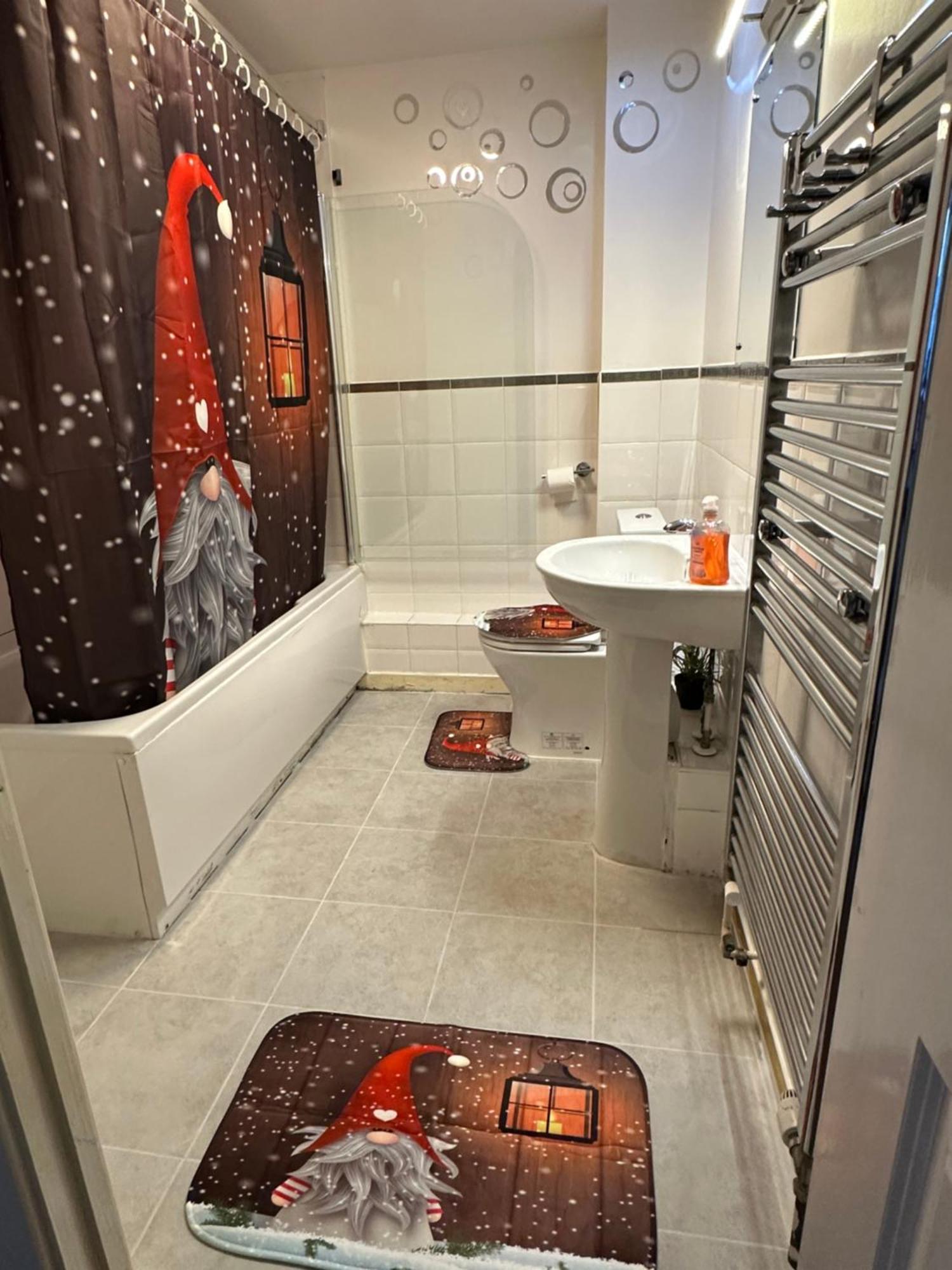 London 2 Bed 2 Bath Apartment Holiday Home - Free Parking - 3Min Walk To The Train Station - 19Min To London Liverpool Street 5Min To Victoria Line 1Gb Broadband Super Fast Internet Ground Floor 100S Of Shops Restaurants Bakeries 24-Hour Asda Superst Exterior photo