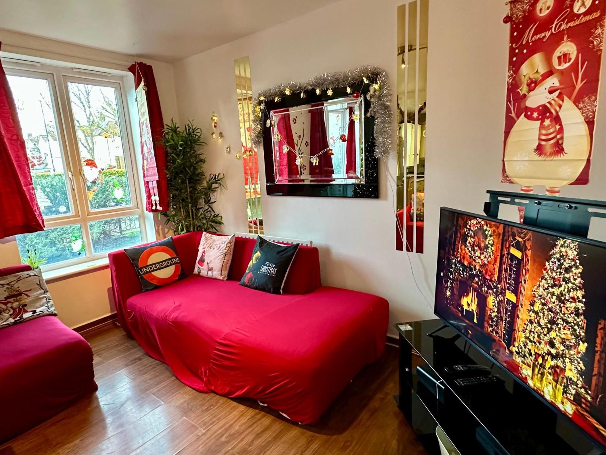 London 2 Bed 2 Bath Apartment Holiday Home - Free Parking - 3Min Walk To The Train Station - 19Min To London Liverpool Street 5Min To Victoria Line 1Gb Broadband Super Fast Internet Ground Floor 100S Of Shops Restaurants Bakeries 24-Hour Asda Superst Exterior photo