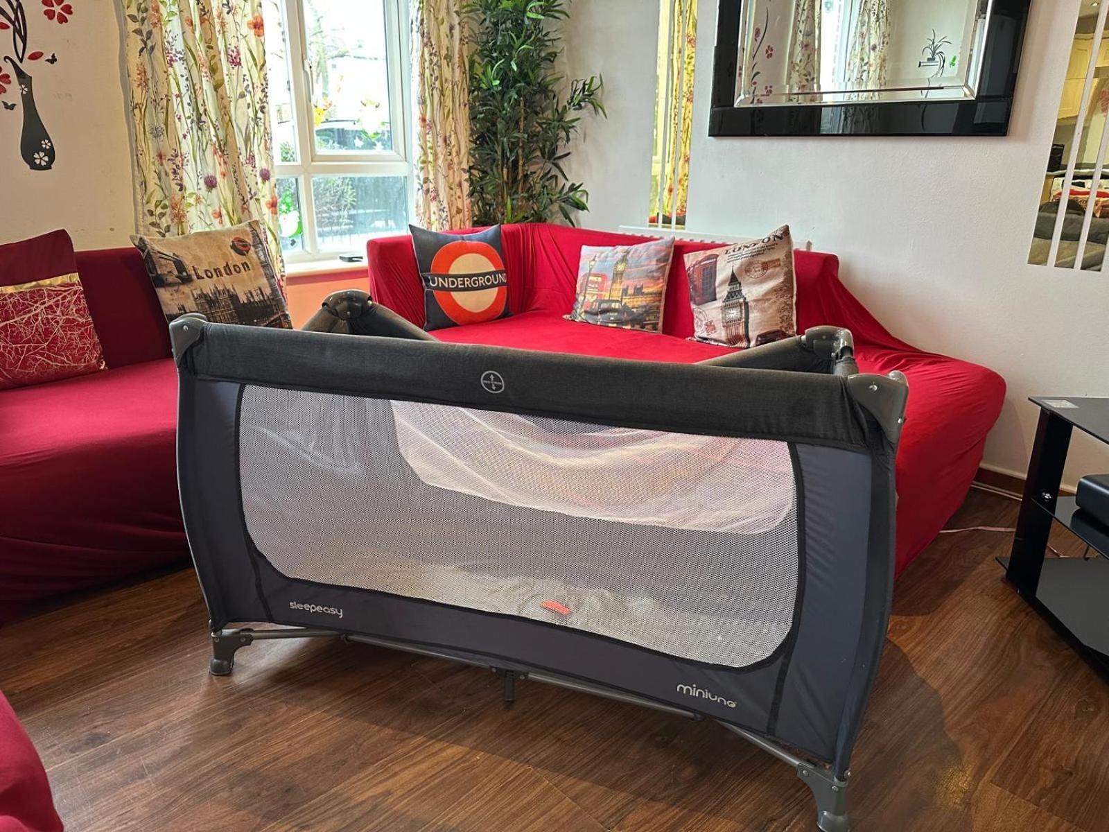 London 2 Bed 2 Bath Apartment Holiday Home - Free Parking - 3Min Walk To The Train Station - 19Min To London Liverpool Street 5Min To Victoria Line 1Gb Broadband Super Fast Internet Ground Floor 100S Of Shops Restaurants Bakeries 24-Hour Asda Superst Exterior photo